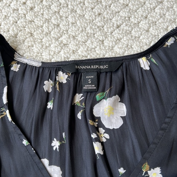 EUC Banana Republic sleeveless flutter sleeve top size Small - Picture 4 of 7